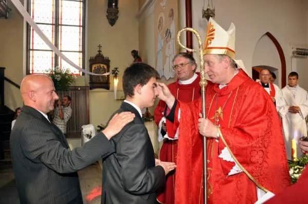 Czy dziadek może być świadkiem bierzmowania? Poznaj wymagania Kościoła