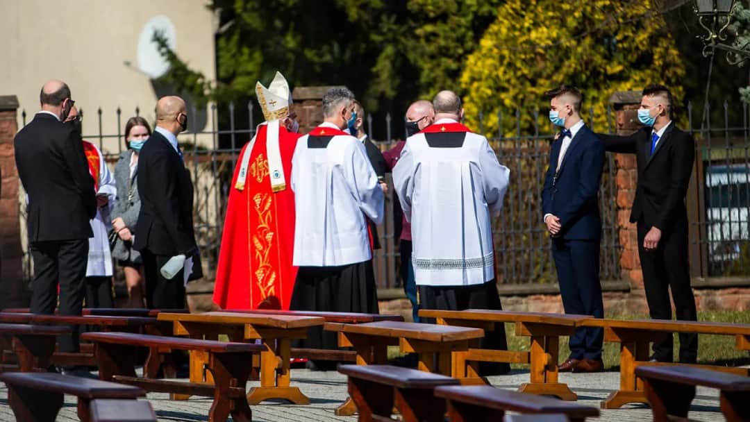 Ile na bierzmowanie dla chrześniaka? Odpowiednia kwota i tradycje