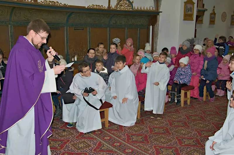 Jak wyglądają rekolekcje: struktura, program i cele spotkań