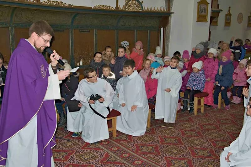 Jak wyglądają rekolekcje: struktura, program i cele spotkań