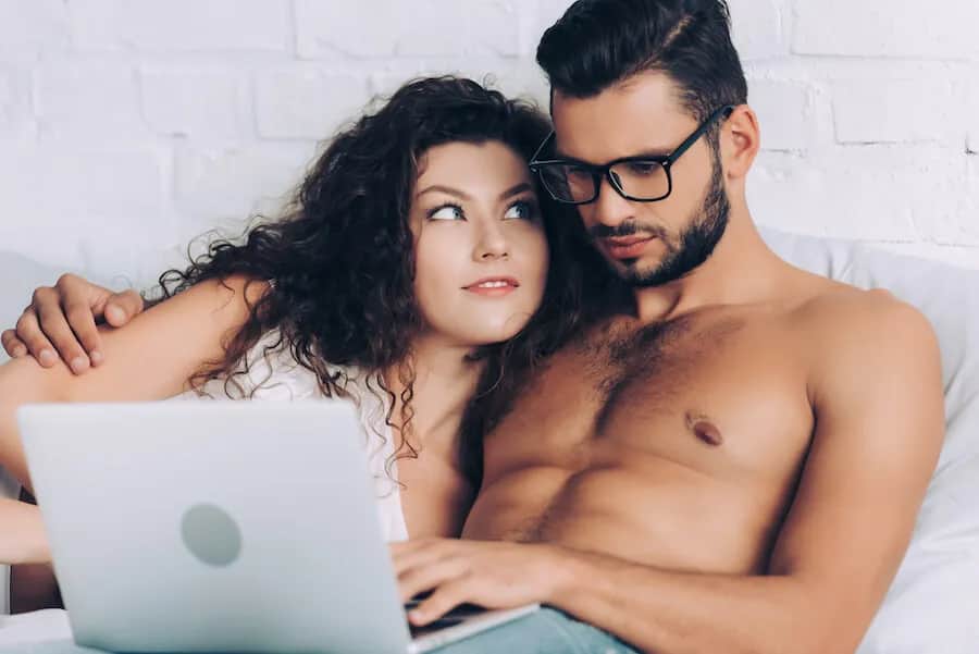 Czy oglądanie filmów z seksem to grzech? Moralne dylematy i skutki