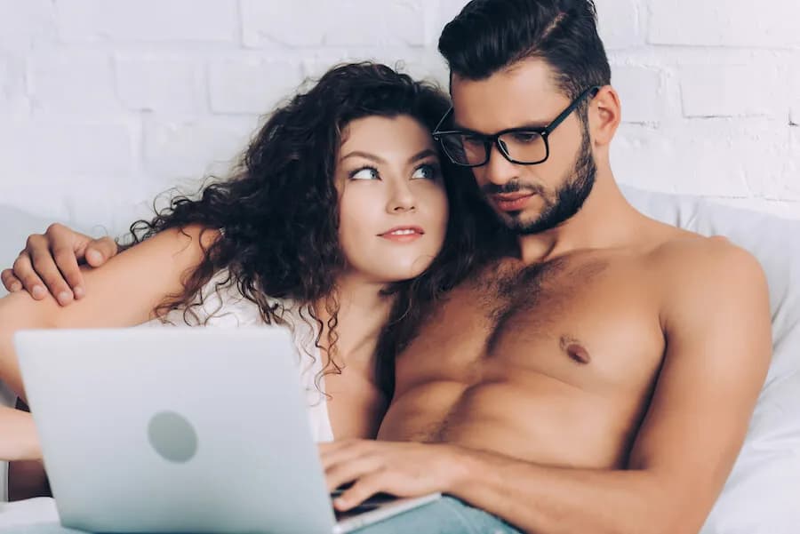 Czy oglądanie filmów z seksem to grzech? Moralne dylematy i skutki