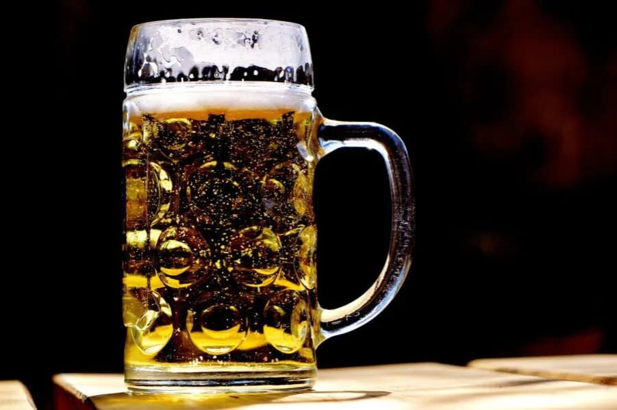 Czy picie alkoholu przed 18 to grzech lekki czy ciężki? Odkryj prawdę