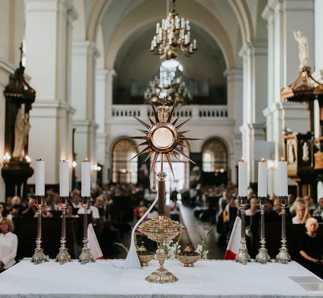 Czy przelewanie wosku to grzech? Poznaj stanowisko Kościoła katolickiego