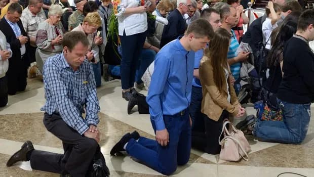 Na które kolano się klęka w kościele – odkryj znaczenie tej tradycji