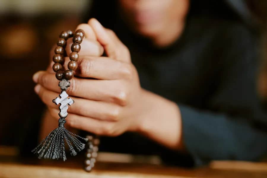 Czy przerwanie nowenny to grzech? Poznaj stanowisko Kościoła