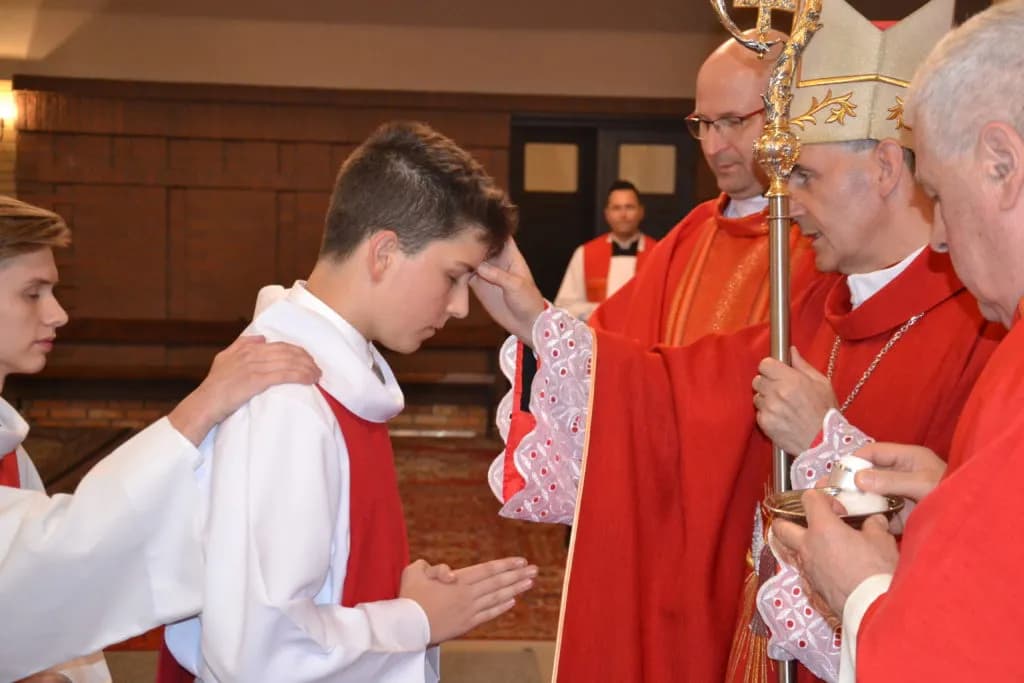 Szafarz bierzmowania – kim jest i jakie ma obowiązki w Kościele?